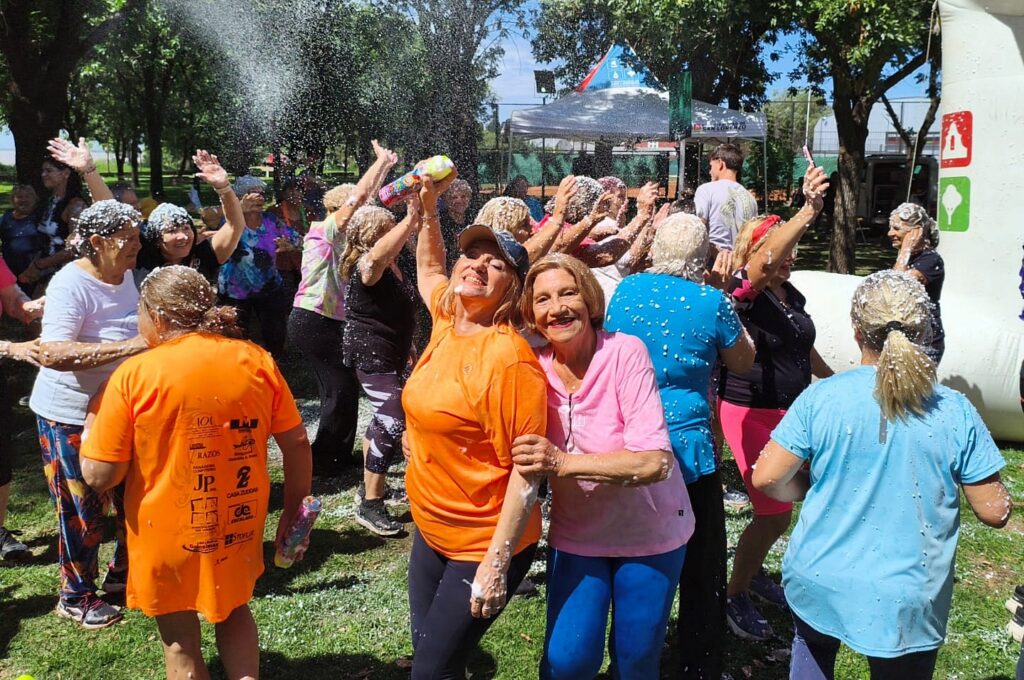 Risas, música y espuma para despedir una temporada inolvidable en la Colonia de Adultos Mayores