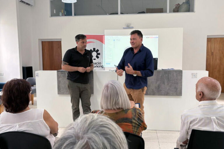 La Municipalidad impulsa la alfabetización digital de los adultos mayores