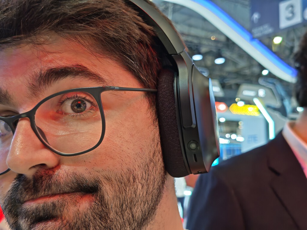 Razer ha tenido una idea loca y es ponerle cámaras con IA a unos auriculares. Los he probado y me han dado que pensar 