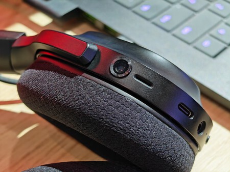 Detalle de la posición de la cámara y los micrófonos | Imagen: Xataka