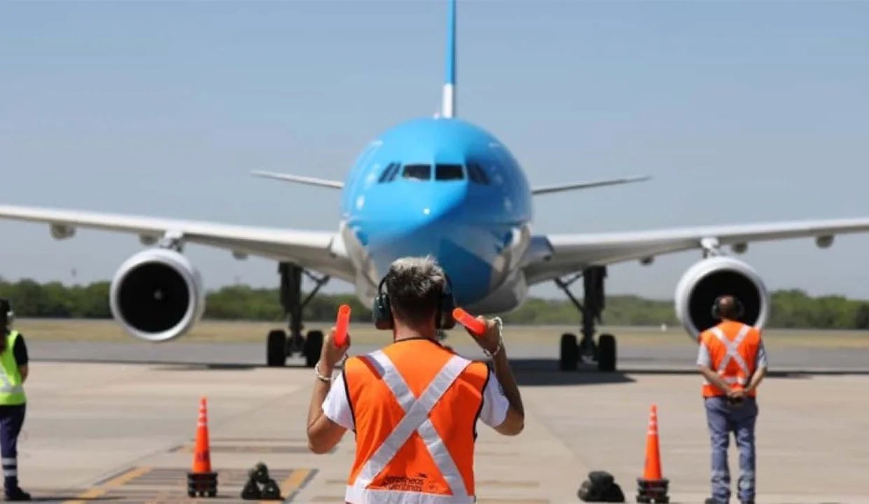 Aerolíneas Argentinas cobrará un recargo temporal en sus vuelos: por qué