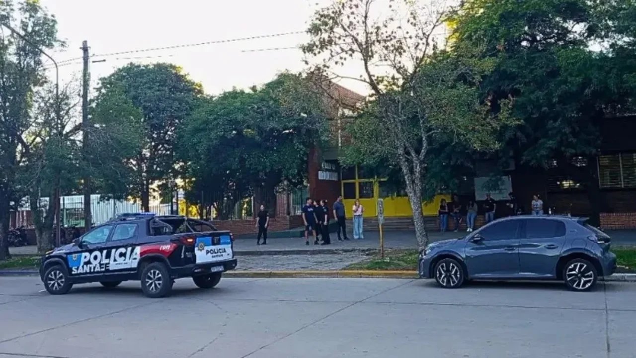 San Cristóbal: un alumno fue armado al colegio y mató a un compañero San Cristóbal: un alumno fue armado al colegio y mató a un compañero