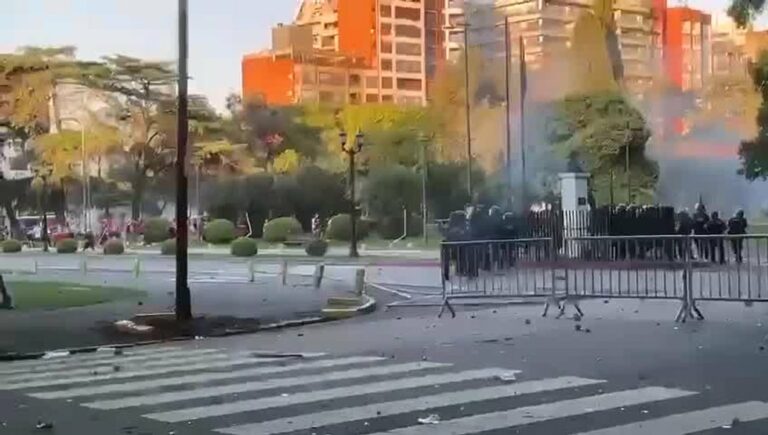 Disturbios en el Coloso: la Provincia apuntó contra “un grupo mínimo” Disturbios en el Coloso: la Provincia apuntó contra “un grupo mínimo”