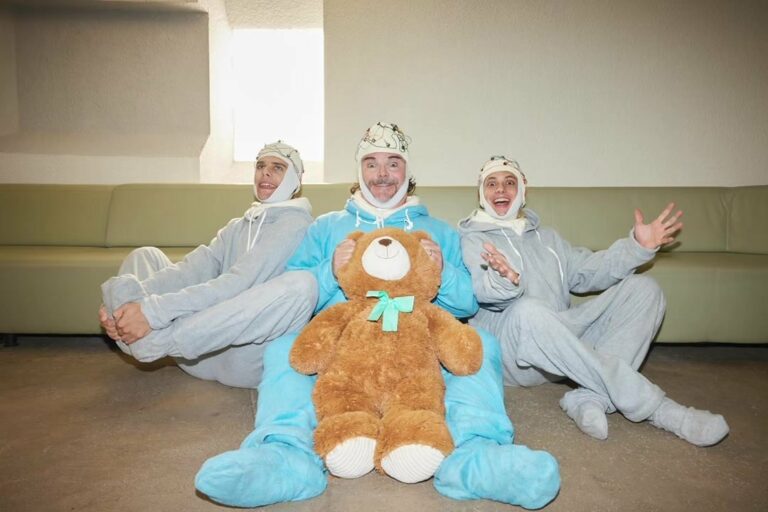 Ca7riel y Paco Amoroso lanzaron un nuevo tema junto a Jack Black