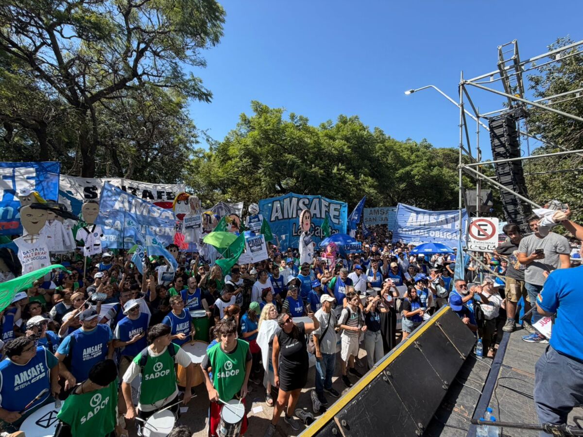 Rodrigo Alonso: «hoy demostramos que no hay más extorsión ni apriete». Paro docente y masiva marcha en Santa Fe