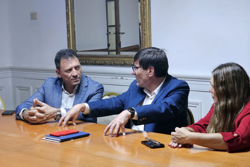 Raimundo solicitó a la provincia que amplíe el número de bancos de escuelas secundarias en San Lorenzo