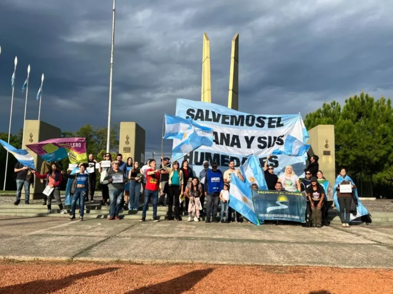 San Lorenzo: Banderazo en defensa del Río Paraná: fuerte rechazo a la re-privatización de la hidrovía y al aumento del calado San Lorenzo: Banderazo en defensa del Río Paraná: fuerte rechazo a la re-privatización de la hidrovía y al aumento del calado