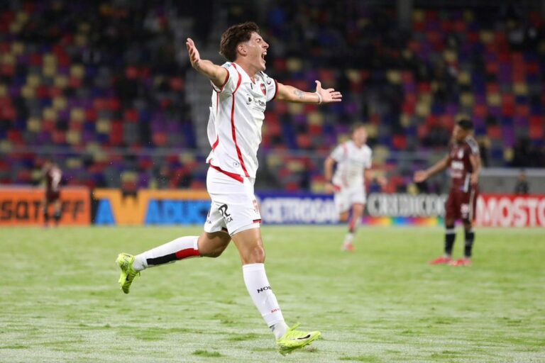 Goleador para rato: Scarpeccio renovó con la Lepra