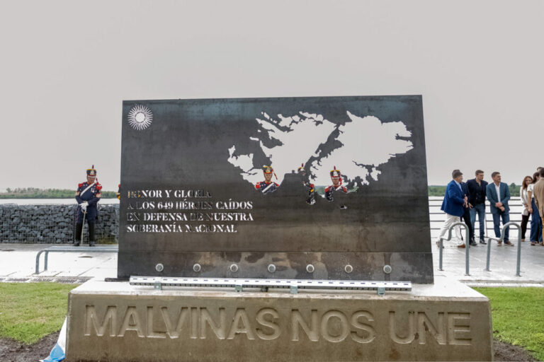 Gloria y honor: San Lorenzo inauguró un monumento en homenaje a los héroes de Malvinas