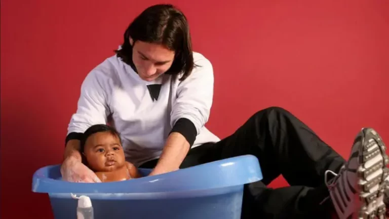 Video: «Es como cerrar un círculo perfecto»: la historia de la famosa foto de Messi bañando a Lamine Yamal Video: «Es como cerrar un círculo perfecto»: la historia de la famosa foto de Messi bañando a Lamine Yamal