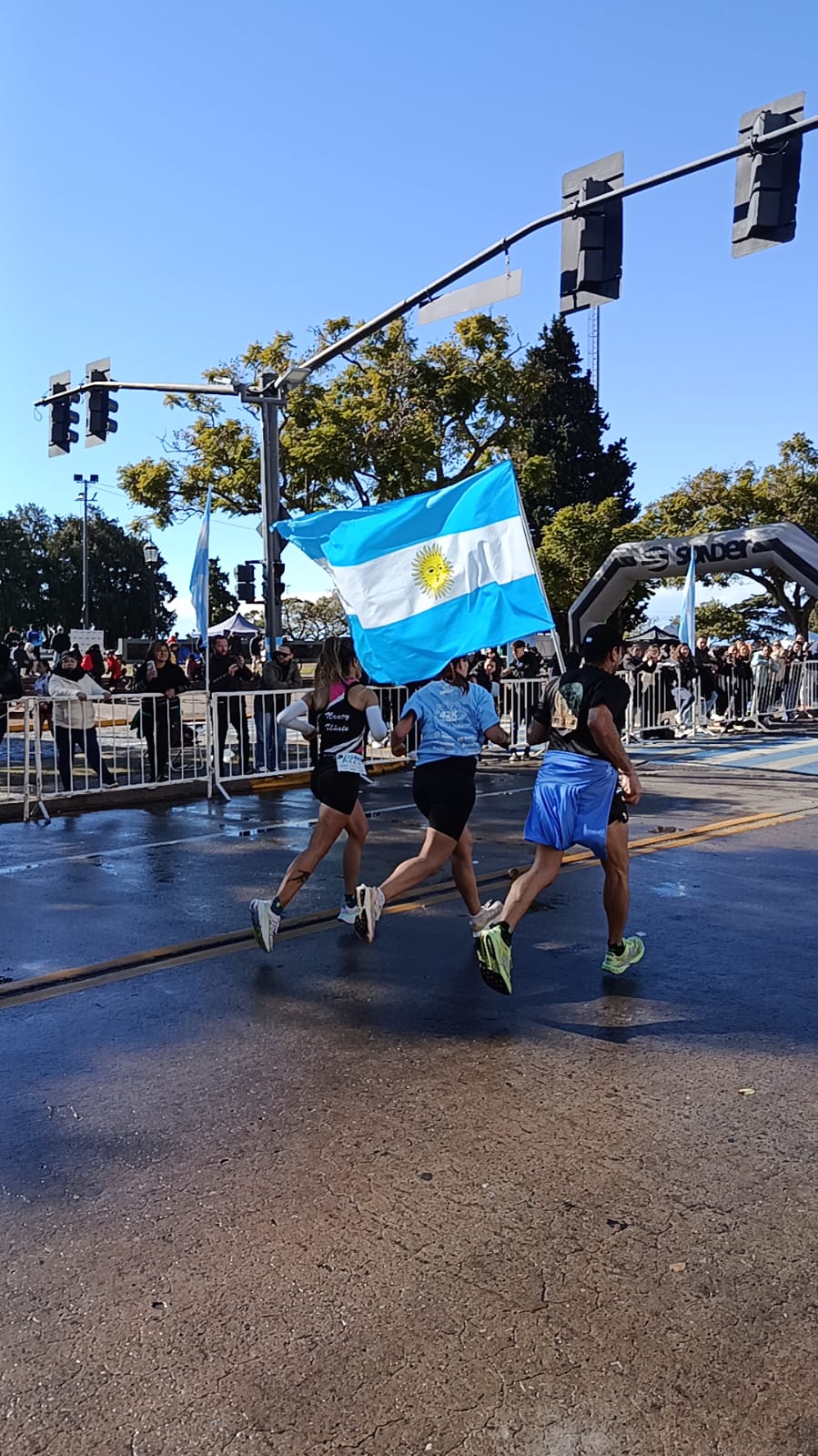 Nancy Uñate brilló en los 42K de Rosario y celebró una de sus mejores maratones Nancy Uñate brilló en los 42K de Rosario y celebró una de sus mejores maratones