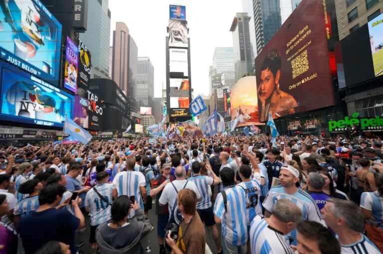 Mundial 2026: Videos del Impresionante BANDERAZO ARGENTINO en Times Square Mundial 2026: Videos del Impresionante BANDERAZO ARGENTINO en Times Square