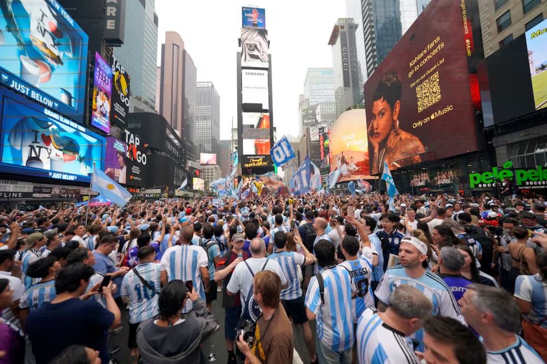 Mundial 2026: Videos del Impresionante BANDERAZO ARGENTINO en Times Square