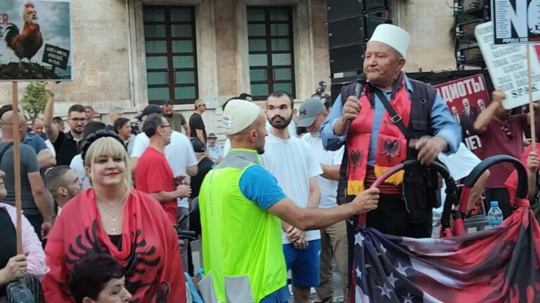 Tirana: ¡ya son 46 días de Resistencia! Tirana: ¡ya son 46 días de Resistencia!