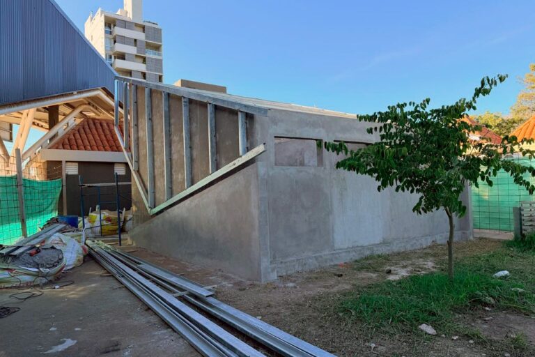 Para acompañar el crecimiento del turismo en San Lorenzo, construyen nuevos baños en el Parador Turístico