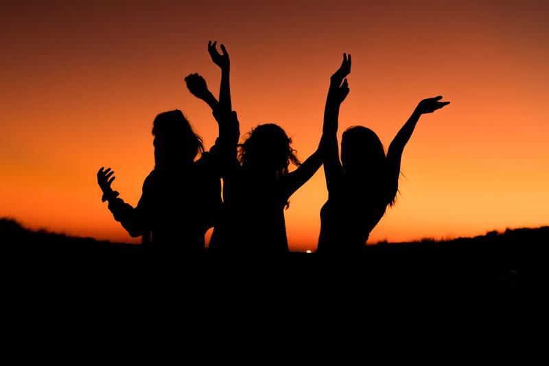 ILUSTRACION MUJERES SILUETAS FEMENINAS EN OCASO AMANECER