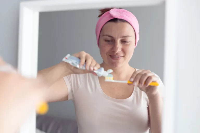 ¿Cuánto tiempo esperar para lavarse los dientes después de comer?