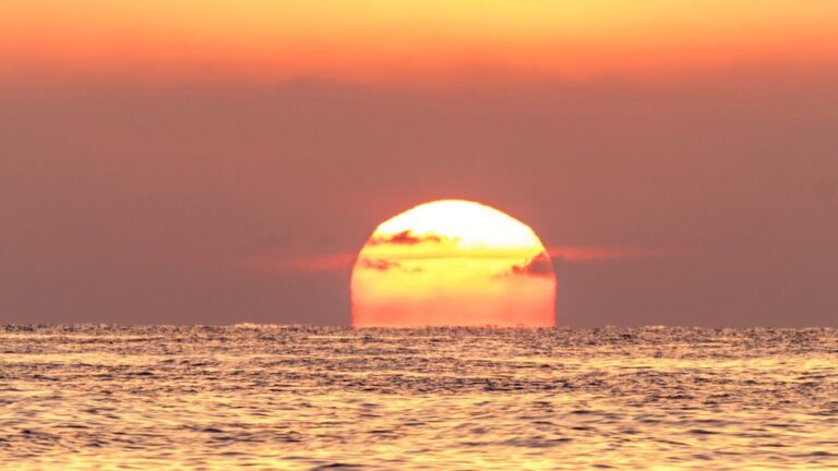 Por qué el sol sale aquí por el este y se pone por el oeste pero en otros planetas no?