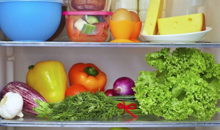 ¿Por qué no deberíamos guardar verduras en bolsas de plástico dentro de la heladera?