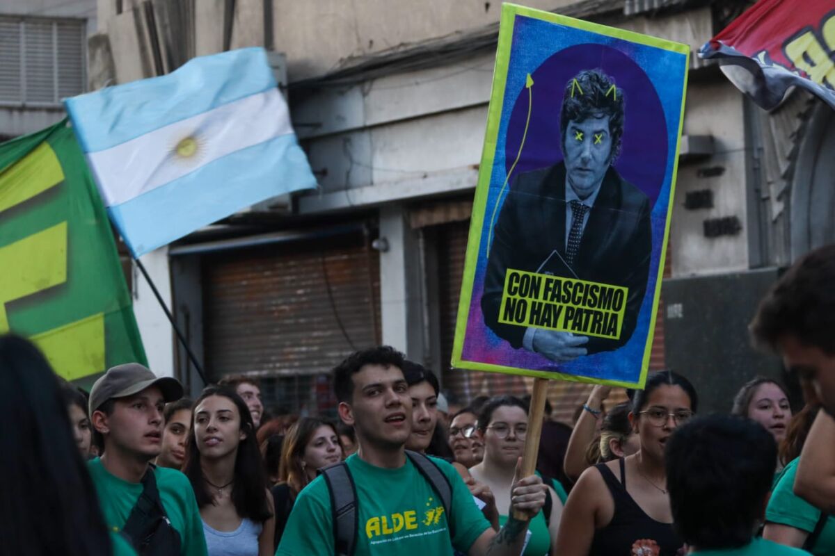 Milei habilitó el cobro de aranceles a universitarios extranjeros Milei habilitó el cobro de aranceles a universitarios extranjeros