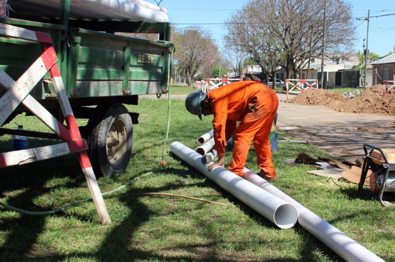 Vecinos de la zona norte se conectan a la red de cloacas