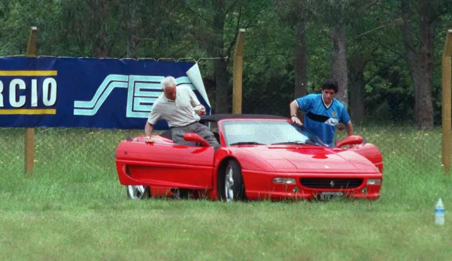 Subastan una Ferrari roja confiscada a un clan narco y que había usado Diego Maradona