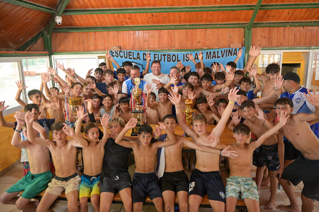 Raimundo recibió a los chicos de la Escuela de Fútbol Islas Malvinas, de gran participación en Chile