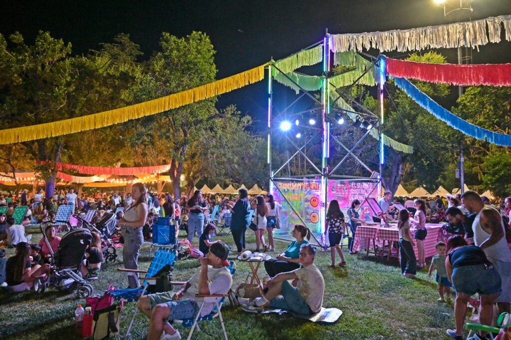 Una multitud disfrutó de un increíble picnic nocturno en el Campo de la Gloria