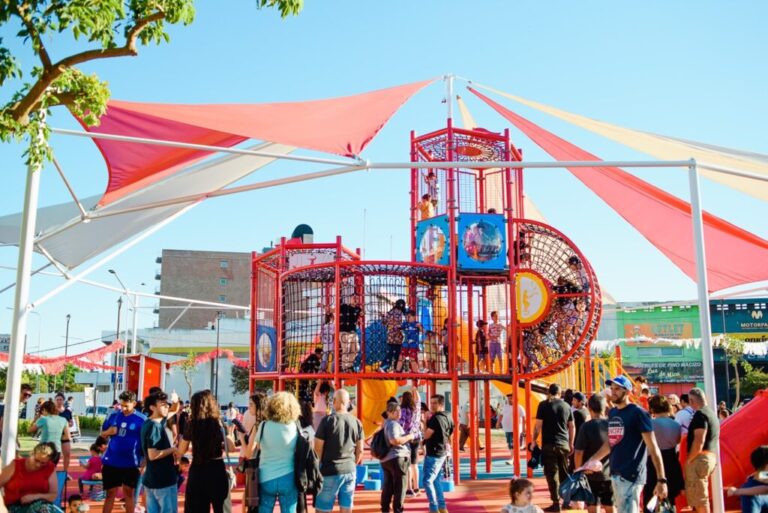 Los chicos, felices: se habilitó en la plaza Ovidio Lagos una gran estación de juegos con temática circense